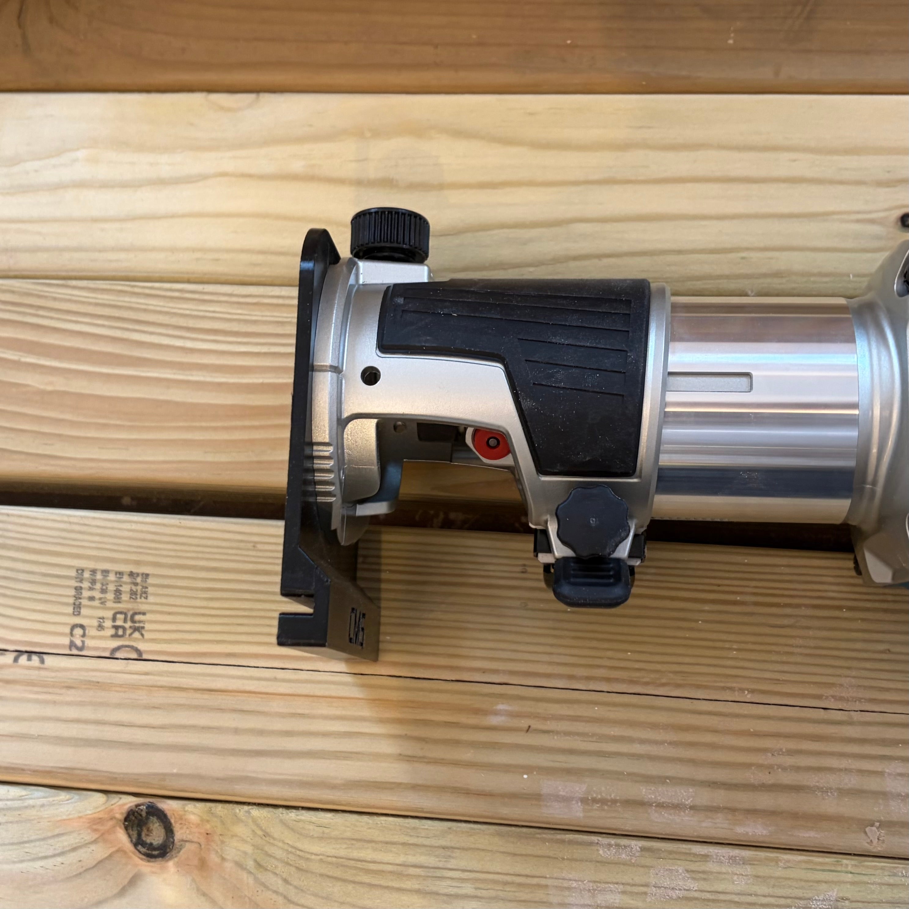 Makita 18V Palm router to Makita rail guide