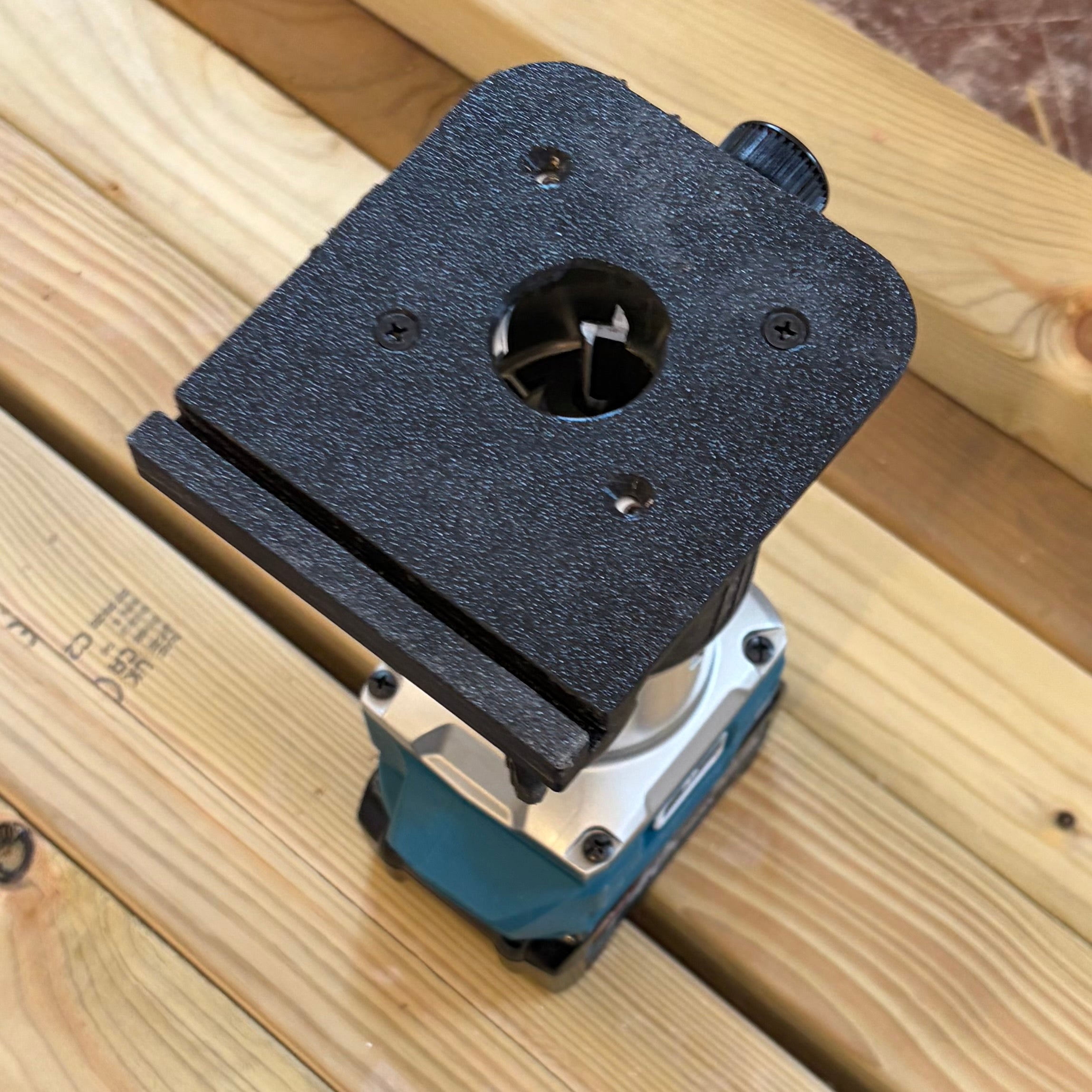 Makita 18V Palm router to Makita rail guide