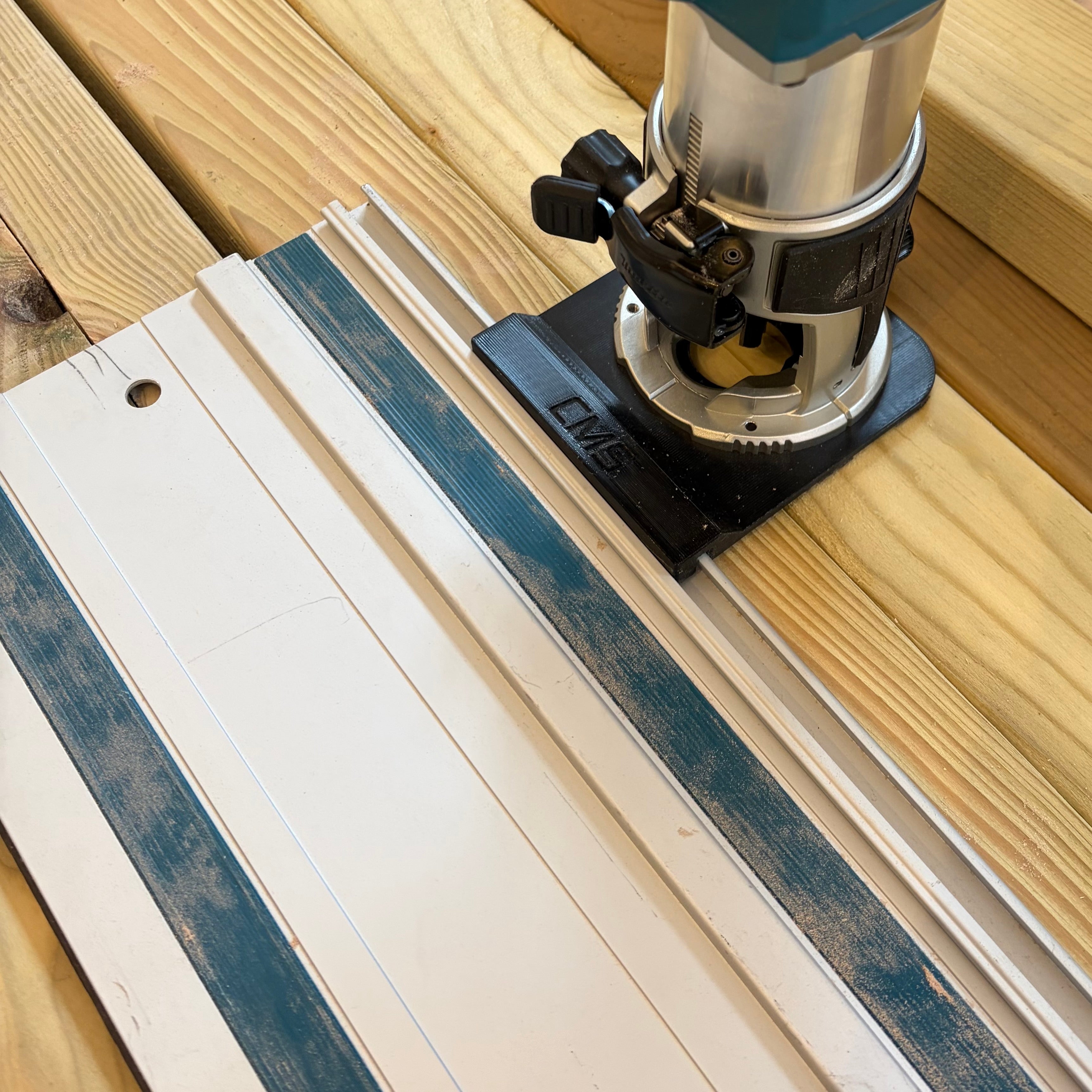 Makita 18V Palm router to Makita rail guide